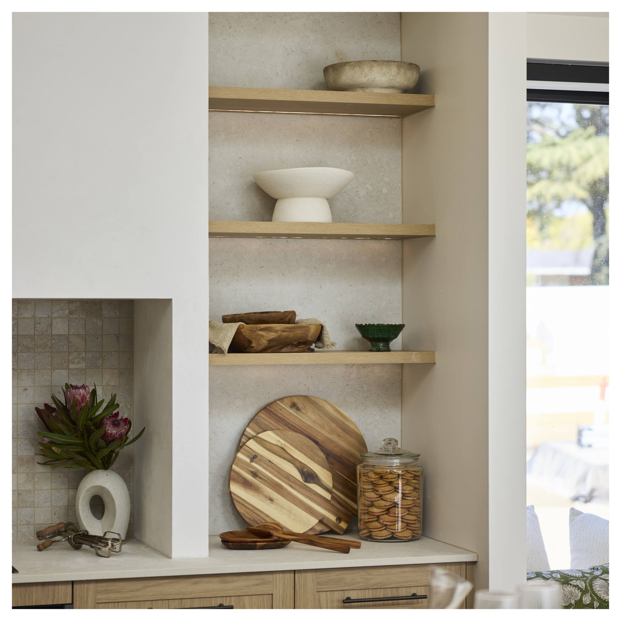 Amafi 28.5x28.5x9cm Distressed Two Toned Ceramic Bowl, White and Brown