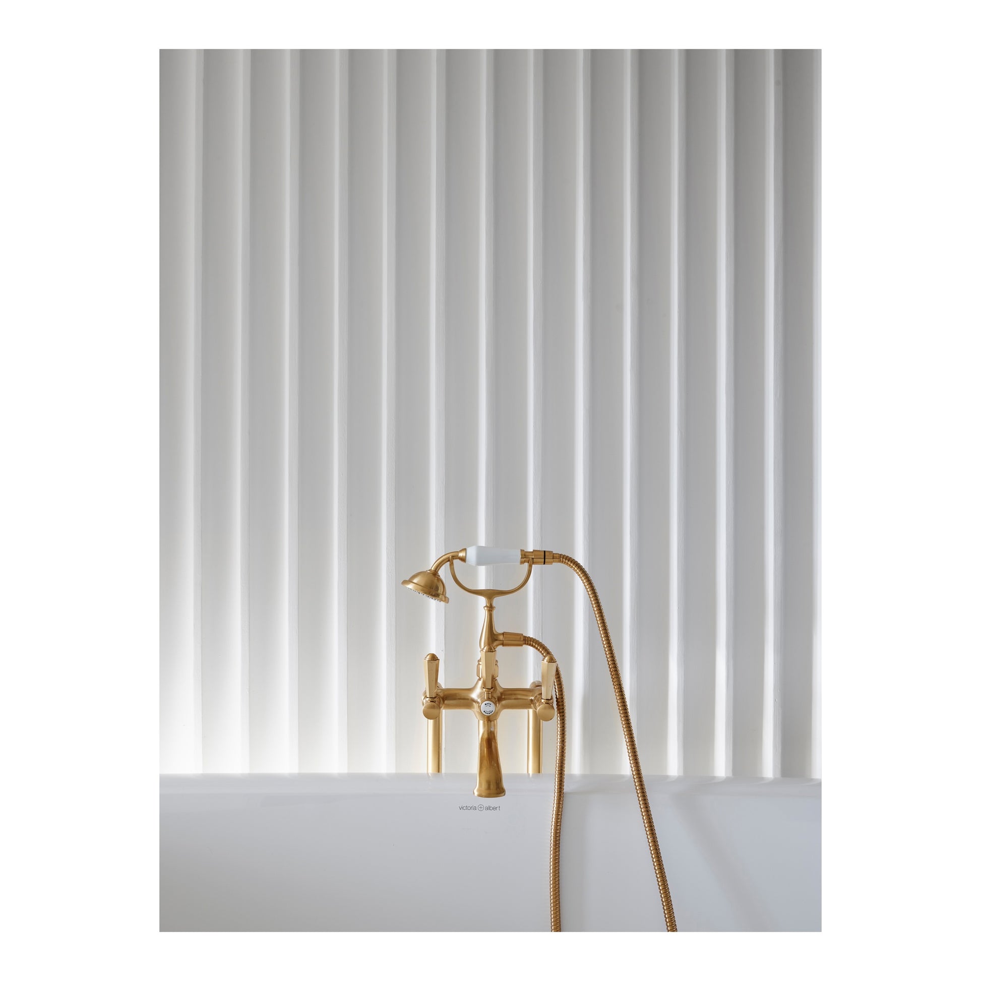 Classique Bath Mixer w Metal Levers and Metal Diverter, Brushed Nordic Brass PVD