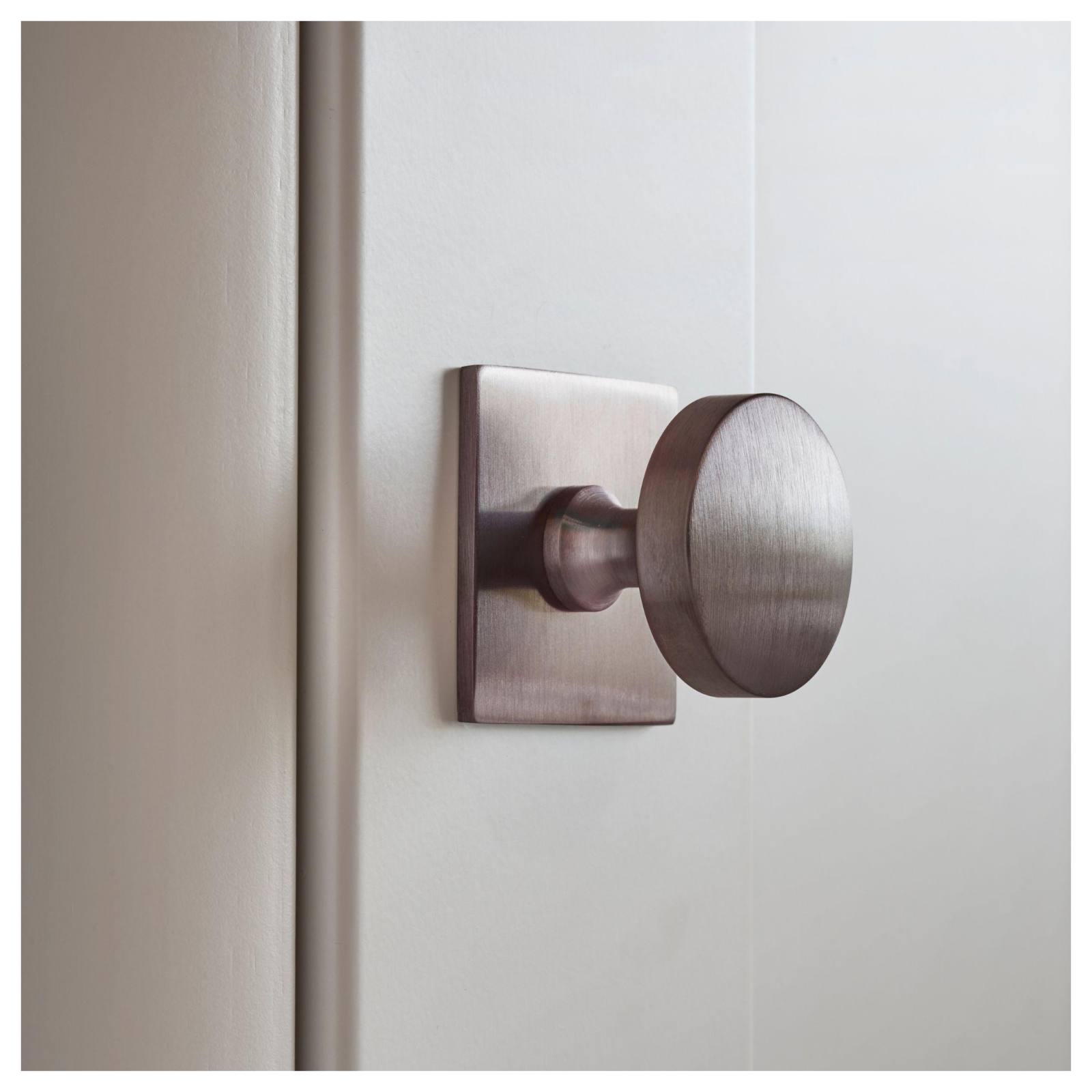 Hastings 34mm Knob on Backplate, Satin Nickel